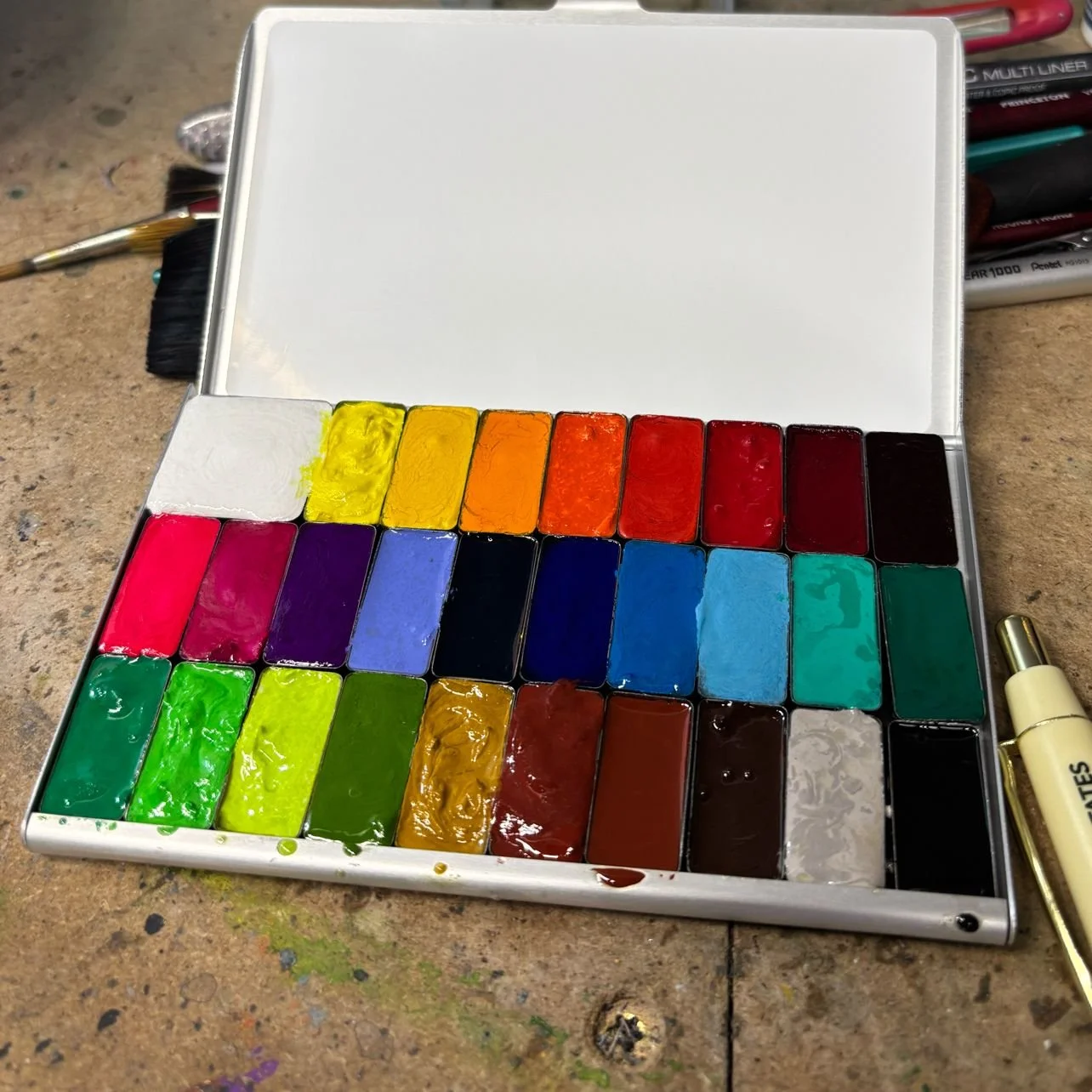 The art vs the artist 😭

I filled a new gouache palette, it was very messy! 

I also added glycerin and clove oil so it was even worse lol.