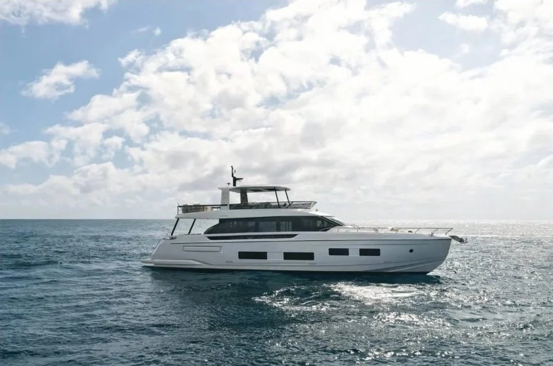 Azimut Fly 82 designed by Alberto Mancini