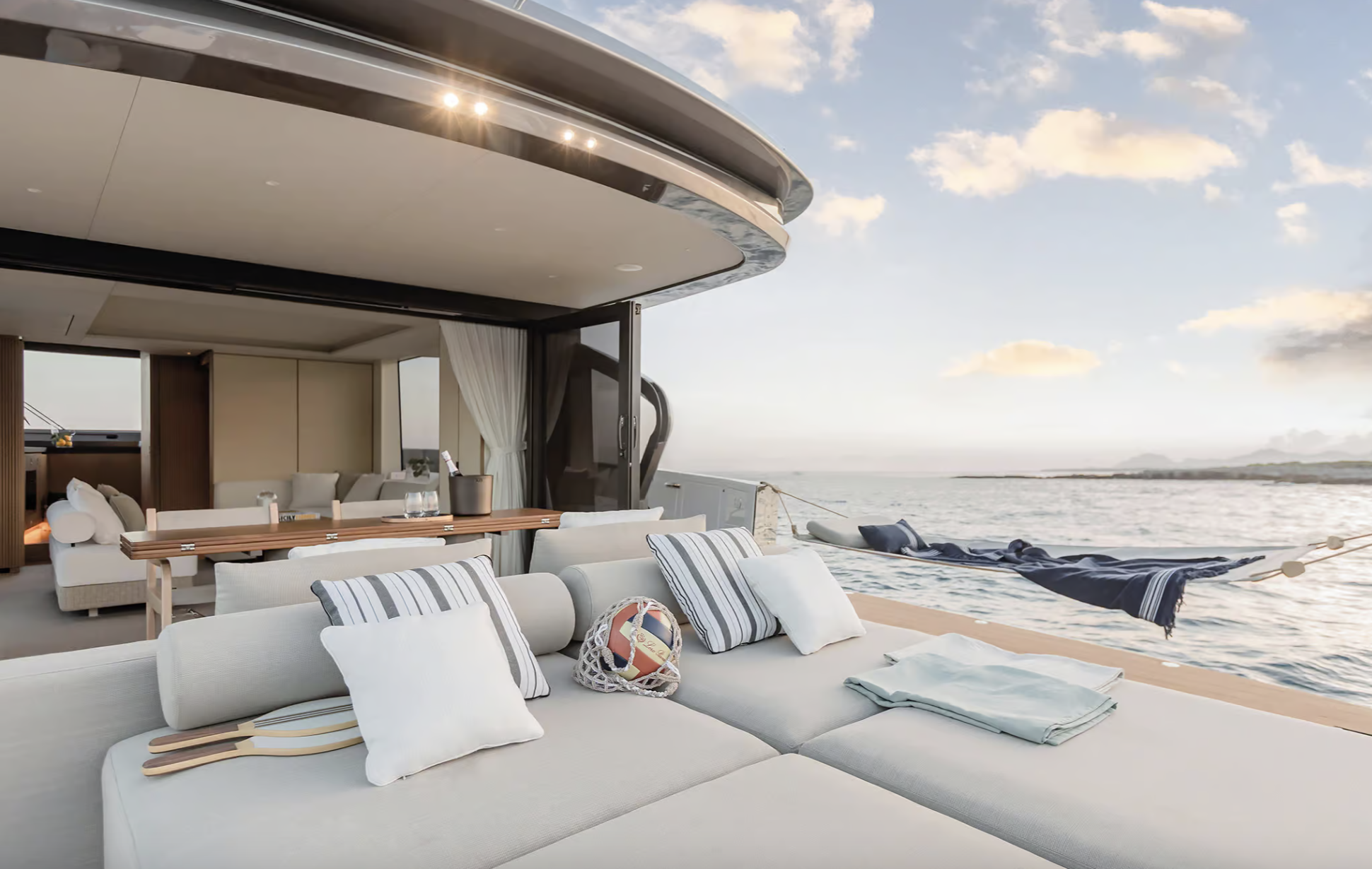 The fun island - Azimut Seadeck 7 - Exterior designed by Alberto Mancini
