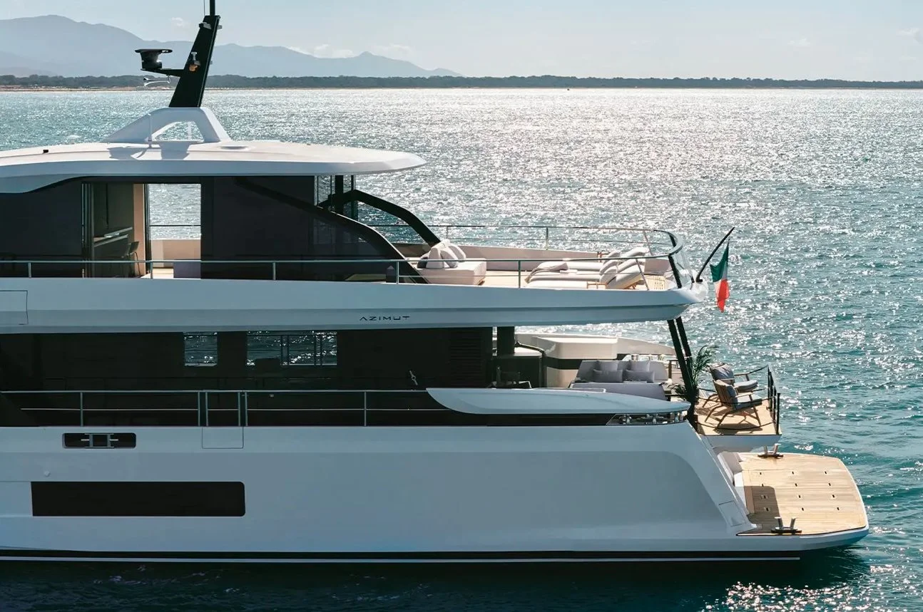 Azimut Grande 30m by Alberto Mancini