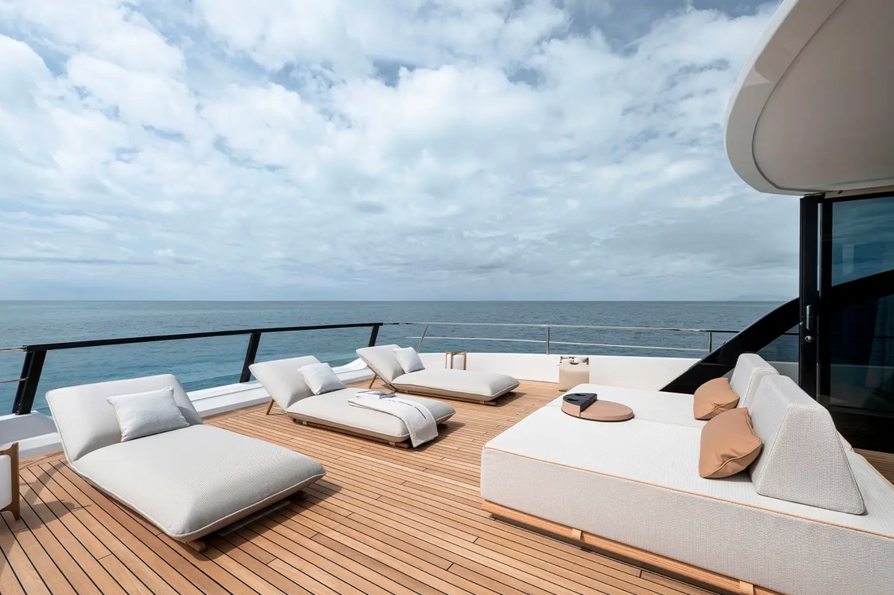 Azimut Grande 30m by Alberto Mancini