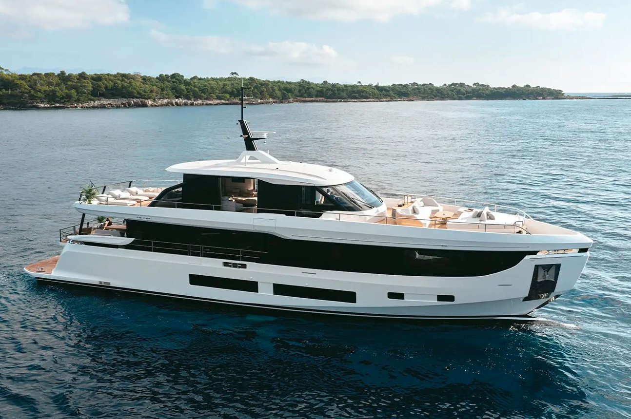 Azimut Grande 30m by Alberto Mancini