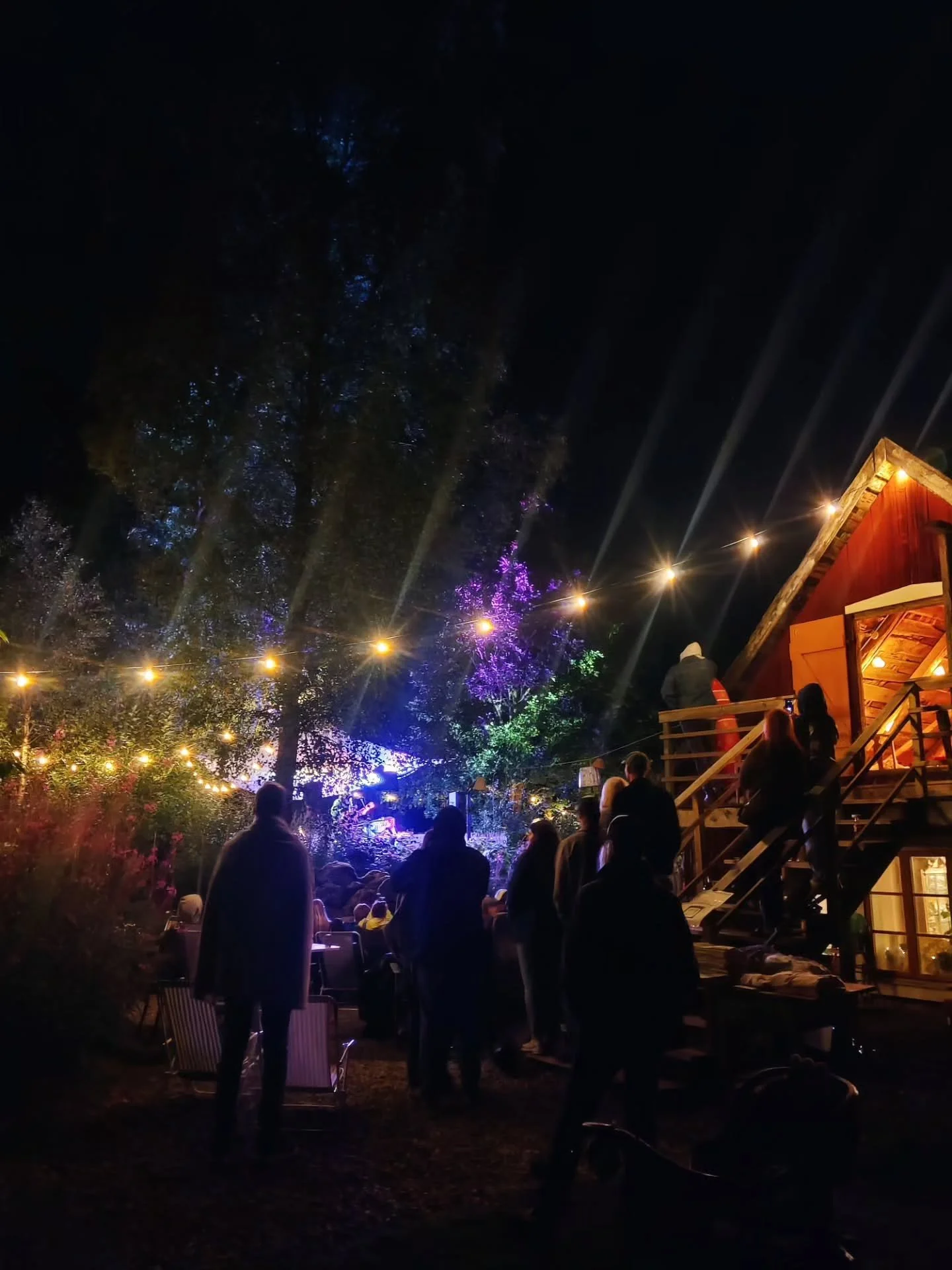 Himlakull Live! Jens Hult med The Red Shades som support.

Wow! Vilken MAGISK kv&auml;ll! Tack ALLA inblandade, s&aring;v&auml;l jobbare som bes&ouml;kare ❤️ utan er hj&auml;lp och ert st&ouml;d hade inte kv&auml;llen varit m&ouml;jlig. Detta minns v