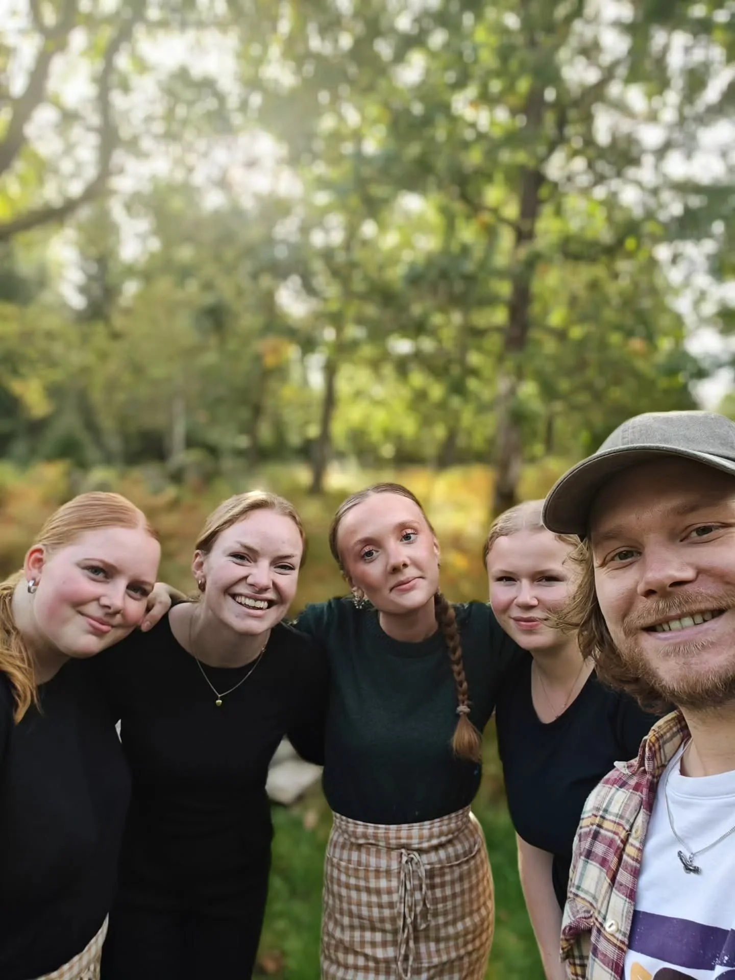 20/9-21/9

Vi hade en otroligt mysig Melodikrysset Live-kv&auml;ll i l&ouml;rdags. @joelstalmark &amp; @wilmaskyttborn bj&ouml;d p&aring; kryss och musik i v&auml;rldsklass, tuuuusen tack f&ouml;r att ni lagt tid och energi f&ouml;r att f&ouml;rgylla