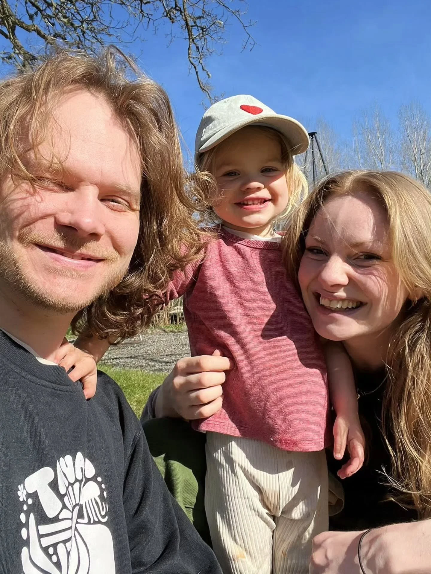 HALLL&Aring;&Aring;&Aring;&Aring;&Aring; fr&aring;n vinterdvalan!!! H&auml;r &auml;r vi, lilla familjen. Hoppas ni inte gl&ouml;mt bort oss. 🫣

H&auml;r har det h&auml;nt grejer! Sofia har b&ouml;rjat p&aring; nytt jobb och pluggar sina sista univer