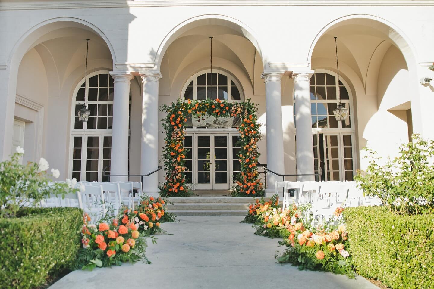 BEFORE ➡️ Swipe for Happily Ever AFTER✨🧡
We love the way Christine and Sam&rsquo;s lively color selections brighten up beautifully the timeless and classic atmosphere of our gardens.🍃

Venue @ebellevents 
Photography @myonelove 
Florals @violettesf