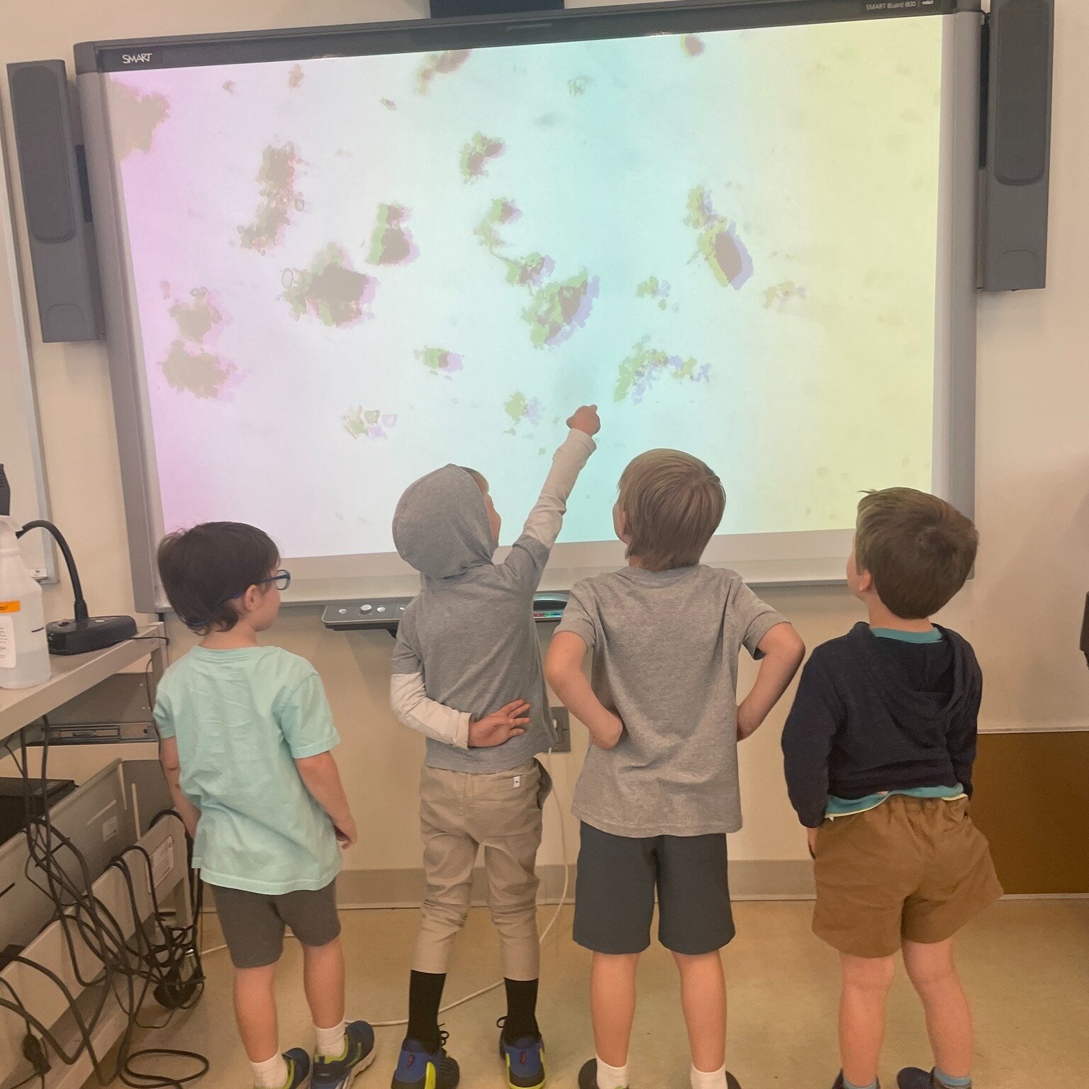 Today our Mazama Class visited WSU Vancouver 's science labs and it was great!👩&zwj;🔬🧑&zwj;🔬 

During their field trip, the students looked at pond water under a microscope, built their own molecules, and learned about the layers of the ocean as 