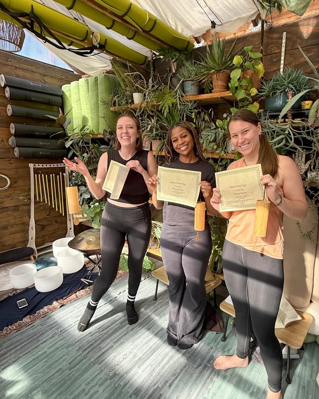 I'm officially a certified sound healer! 🎉 I finally did the thing over the weekend after years of wanting to learn how to play crystal bowls and other sound healing instruments 🙏

Music and sound has always been a big part of my healing, and I pla