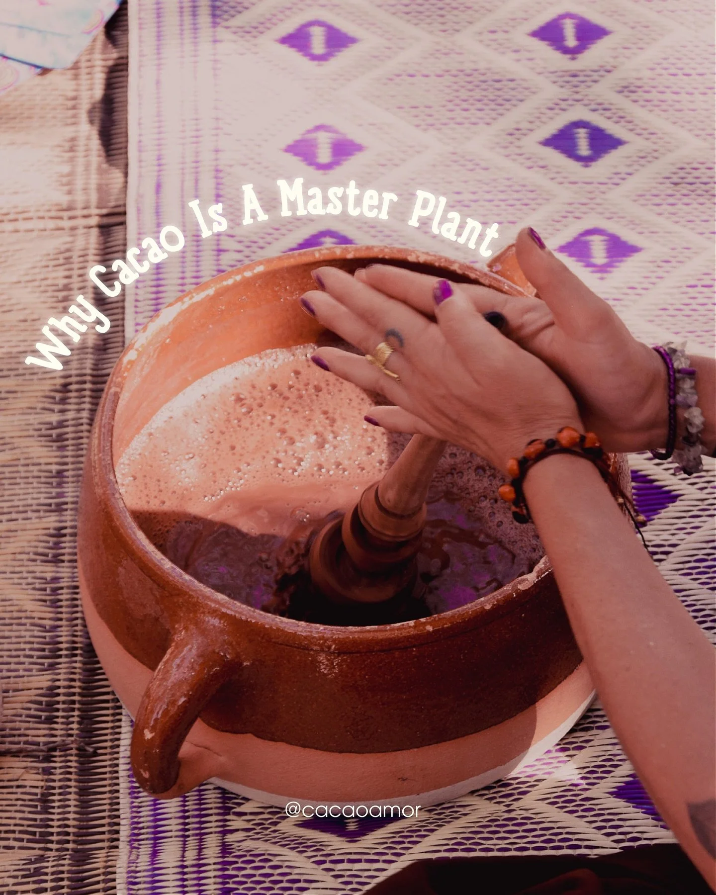 🌸Cacao is recognised as a master plant through a neurochemical and spiritual intelligence that works in profound harmony with the human body.

More than 300 bioactive compounds interact with our systems.

⚛️Theobromine expands the pathways of the he