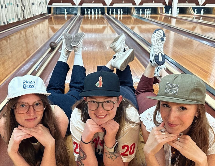 🎩 H A T S ! 🎩 

5 new hats fresh off the press ready to be scooped up!

A tip of the hat to @madebybunnzers for the design work reference the OG pin that was once perched atop plaza.

Pick up at the alley only; online shop coming soon.
