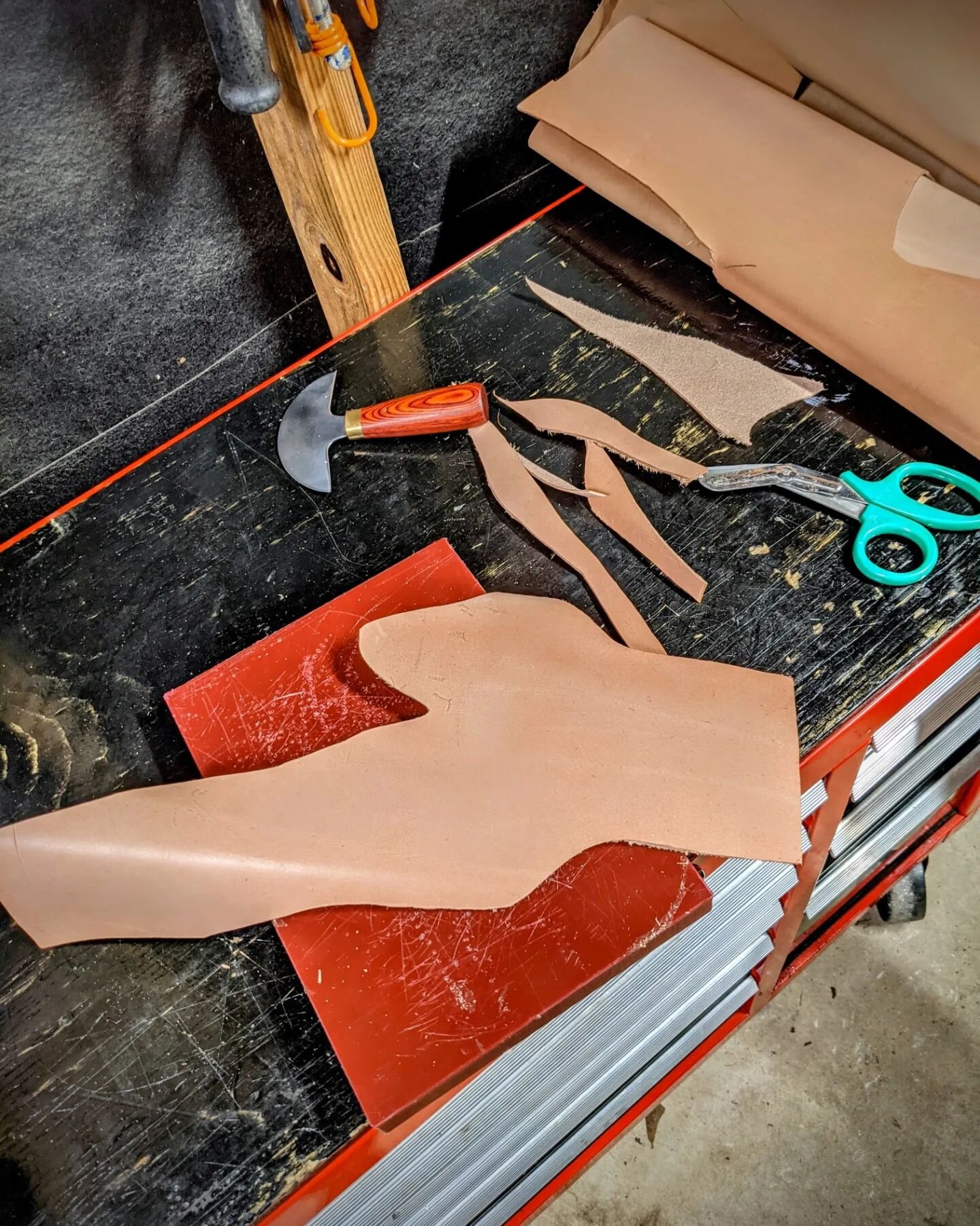 Back country draw rig for a Colt Trooper MK III. Wet molded, all vegtan, all saddle stitched by hand. 👌

#colt 
#357magnum 
#2a 
#leather
#leatherwork 
#leathercraft 
#vegtan 
#saddlestitch 
#handmade 
#madeinamerica 
#louisiana 
#smallbusiness 
#lo