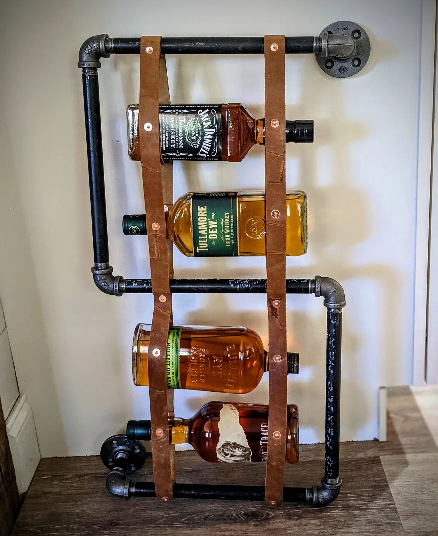 Decorative wall-mounted bottle holder using oil tanned leather straps. This particular piece will be donated to the @dct.la festival charity auction this weekend. Great stuff for a great cause!

#leather
#leatherwork 
#leathercraft 
#artisan 
#handma