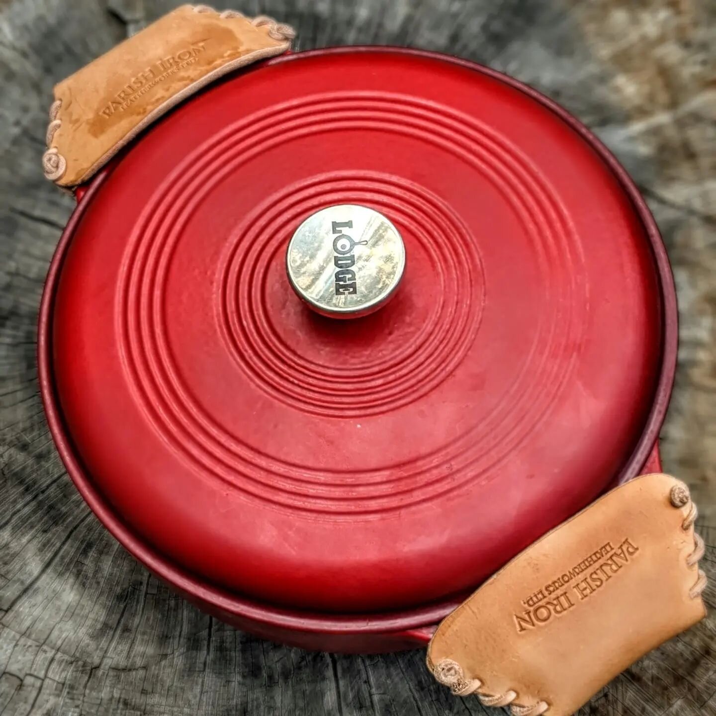 Vegtan pothandle covers. Cook with class 🧐

#vegtan 
#leather 
#leathercraft 
#craft 
#artisan 
#handmade 
#madeinamerica 
#castiron 
#castironcooking 
#cooking 
#rustic 
#rusticdecor 
#countryliving