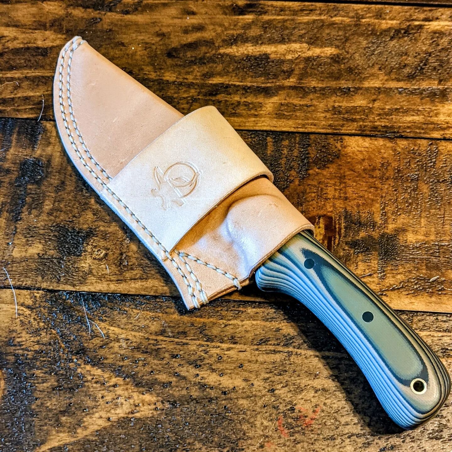 Ambidextrous horizontal draw sheath for this custom Rock Knives fixed blade. Vegtan from @springfieldleatherco treated with mink oil, wet molded, and saddle stitched using @mainethread waxed thread. Handmade in the USA using all American made materia