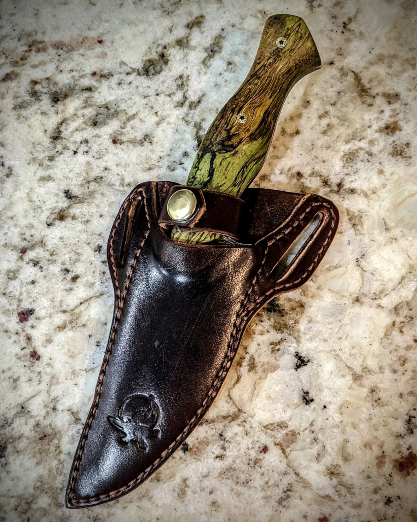 Check out this pancake style vertical left-hand sheath with snap button retention (great hunting knife setup!) All made with this ultra thick 8oz dyed and waxed vegtan bridle leather from @hermannoakleather in dark brown Havana. Tan thread from @main