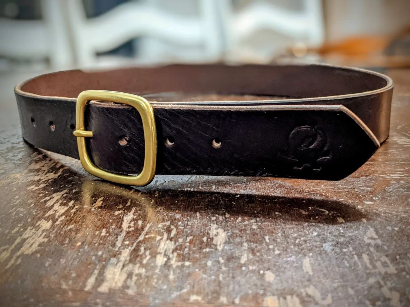 Another one in this dark Havana brown vegtan from @hermannoakleather brass hardware from @buckleguycom - getting ready to add these belts to the product lineup!

#leather 
#leathercraft 
#leatherwork 
#vegtan 
#leatherbelt 
#parishiron