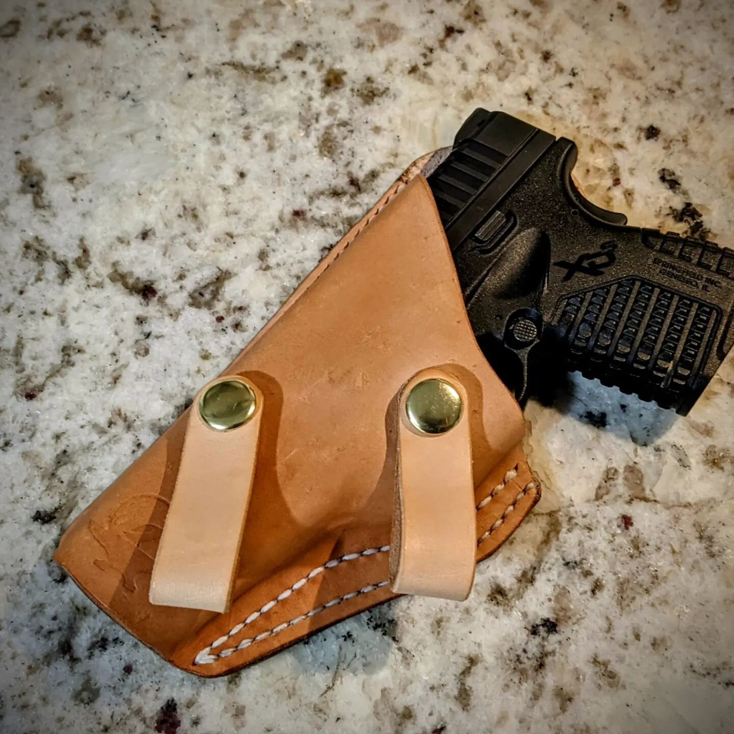 IWB small-of-the-back holder for a @springfieldarmoryusa XDS. Wet molded and contour stitched for greqt retention. Vegtan from @springfieldleatherco saddle stitched with @mainethread waxed thread as the lord intended 👌

#leatherwork 
#leather
#leath