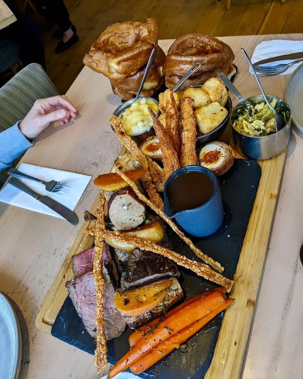 It&rsquo;s not too late to book your table for a Sunday Roast! 🥦🥕🍗 Give us a call on 020 8943 0480 to book your spot🍽