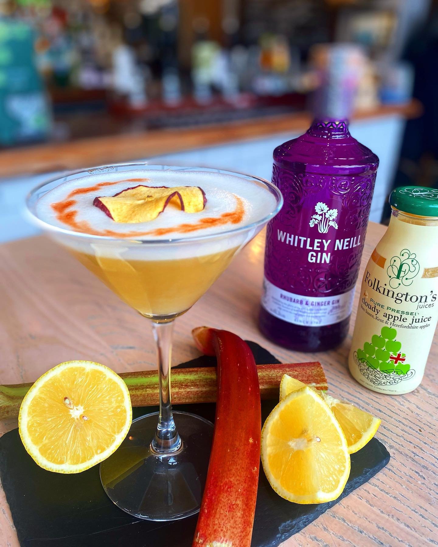 Introducing the ✨Rhubarb &amp; Ginger Gin Gimlet✨
With notes of warming ginger🤎 tangy rhubarb💖 and bitter lemon💛