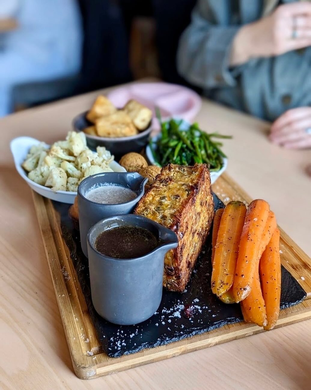 Did you know we also offer vegan/vegetarian Sunday Roast sharing board options? We don&rsquo;t want anyone feeling left out! Enquire with your server about our vegan/vegetarian options🥦 we still have some tables left for a Sunday Roast so give us a 