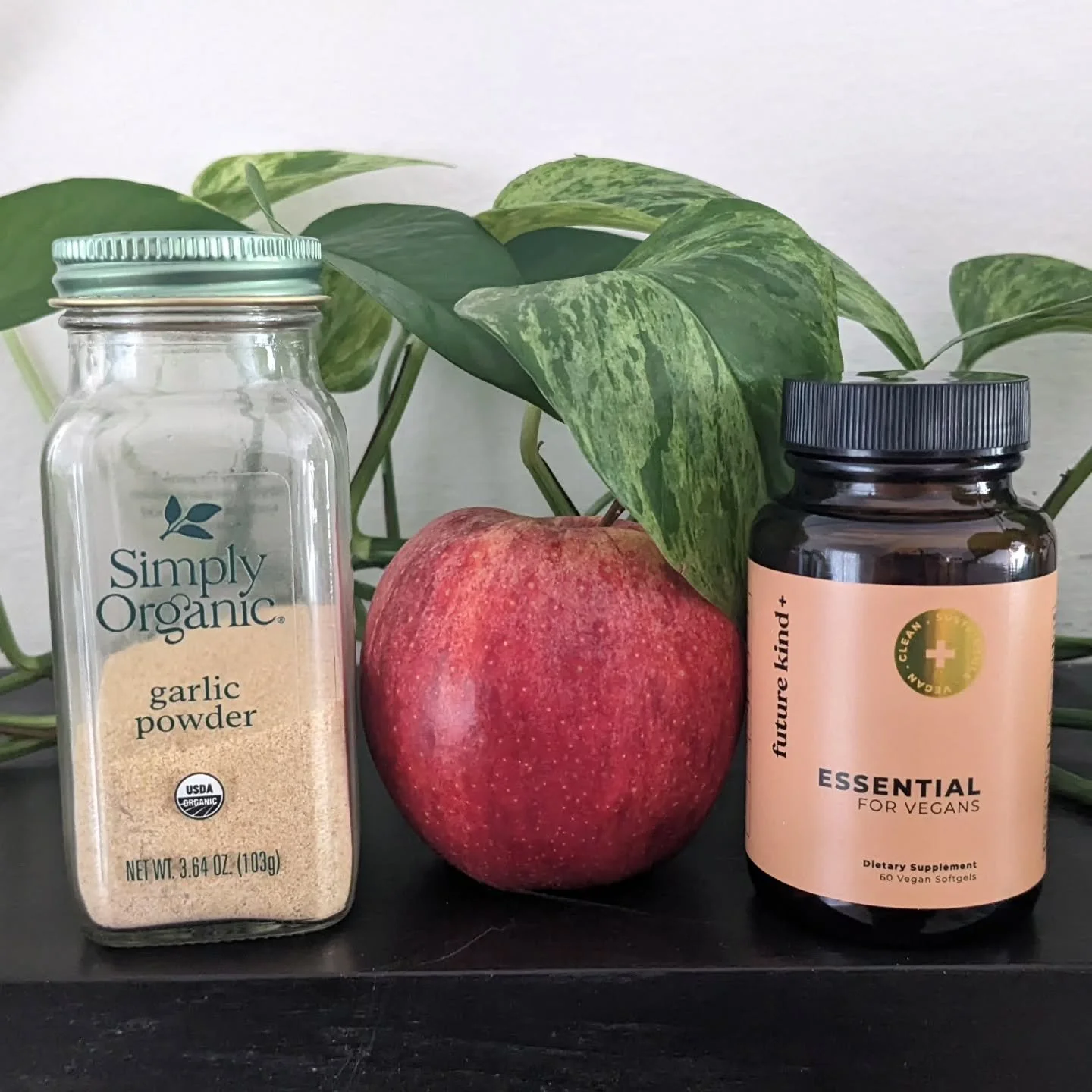 It's World Vegan Day/Month, and it had me thinking about my vegan staples after being 7 years vegan 🌱🎉

1) Apples: Fall, winter, spring, summer, I'm eating one (or two) almost daily.

2) Garlic: It's pretty much in every meal I cook tbh, I'm not th