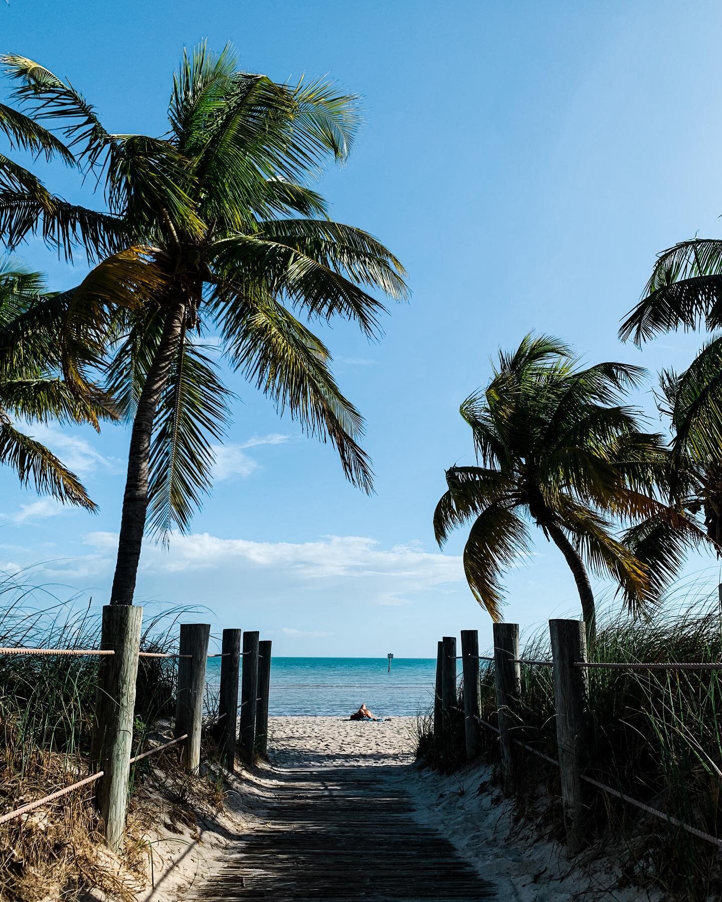 Last walk on the beach before my flight home 😭 🏝 .
.
.
#keywest #keywestflorida #floridakeys #iphonexr #mastinlabs #lightroommobile