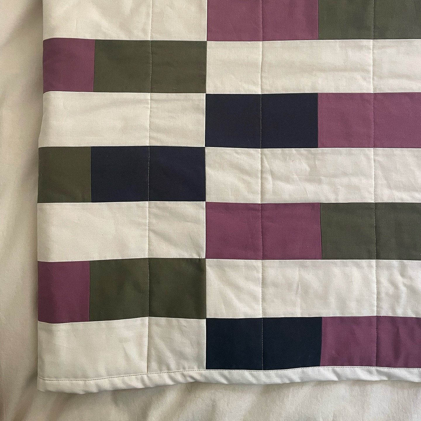Quick shot of this quilt before the crinkle goodness happens with the first wash! I&rsquo;ll be adding it to the shop this week! 🙌🏼

#quiltlove #quiltlife #quiltdesign #modernquilt #moderntextiles #cozyhome #cozyquilt #quiltart #quilted #quiltersgo