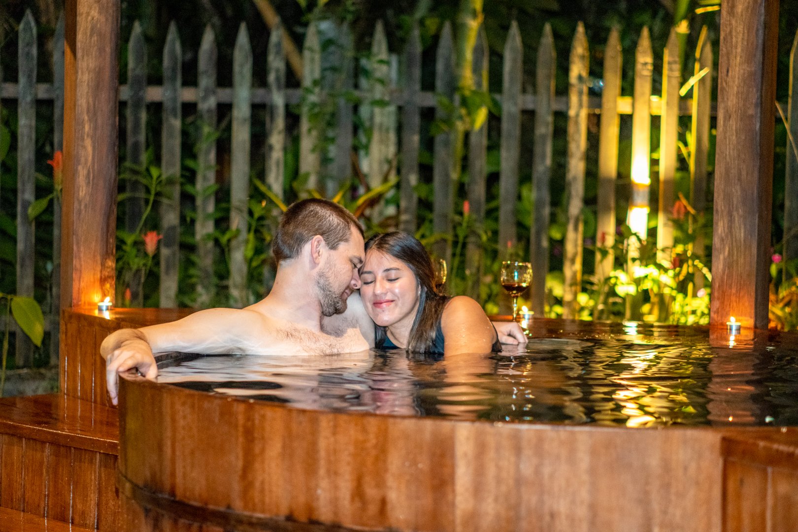 Jacuzzis estilo "Hot Tubs" rodeado de jardines