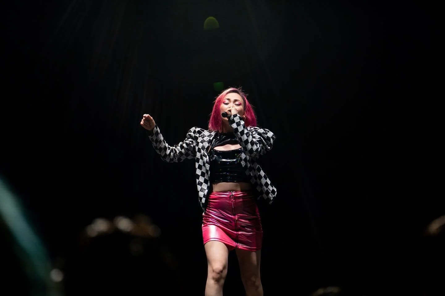 @shihori94 is such a powerful performer! Did you guys see her amazing performance last night on the @crunchyrollexpo cosplay contest stage?! How about when she performed in the @toyotamusicfactory at @projectakon ? If you havent seen her yet, you are