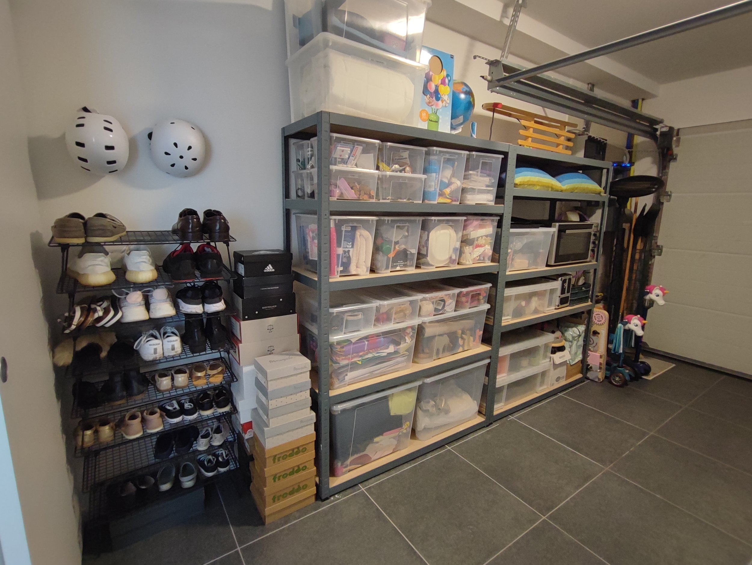 Ordelijke garage met een opruimcoach