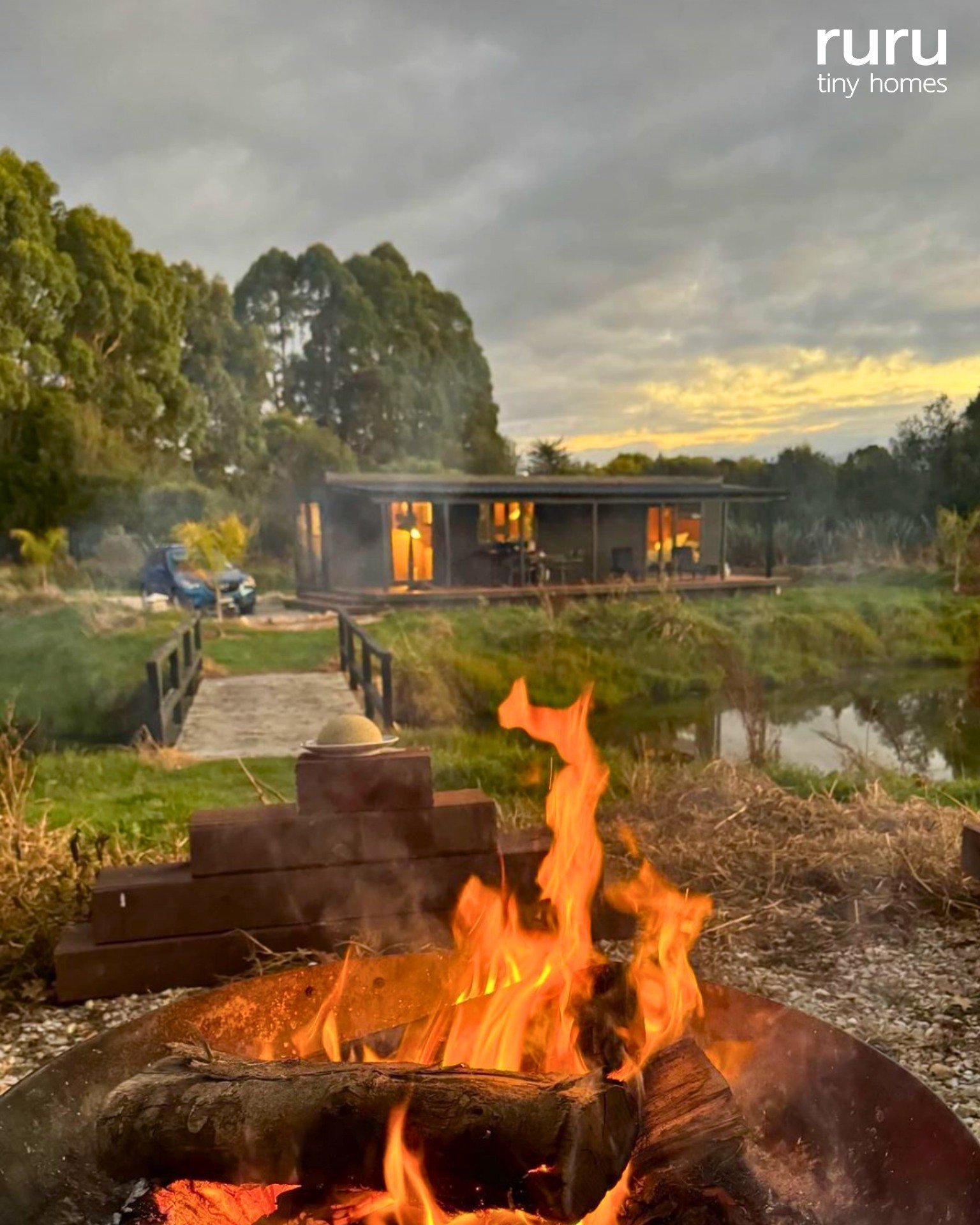 🍂 Our Little Ruru from @ruru_tiny_house_pohara  Airbnb 😍 They know how to enjoy an Autumnal evening by the fire pit! 🔥 Imagine savouring a warm soup and then snuggling up in bed after an incredible day in beautiful Pohara. How cosy the Little Ruru