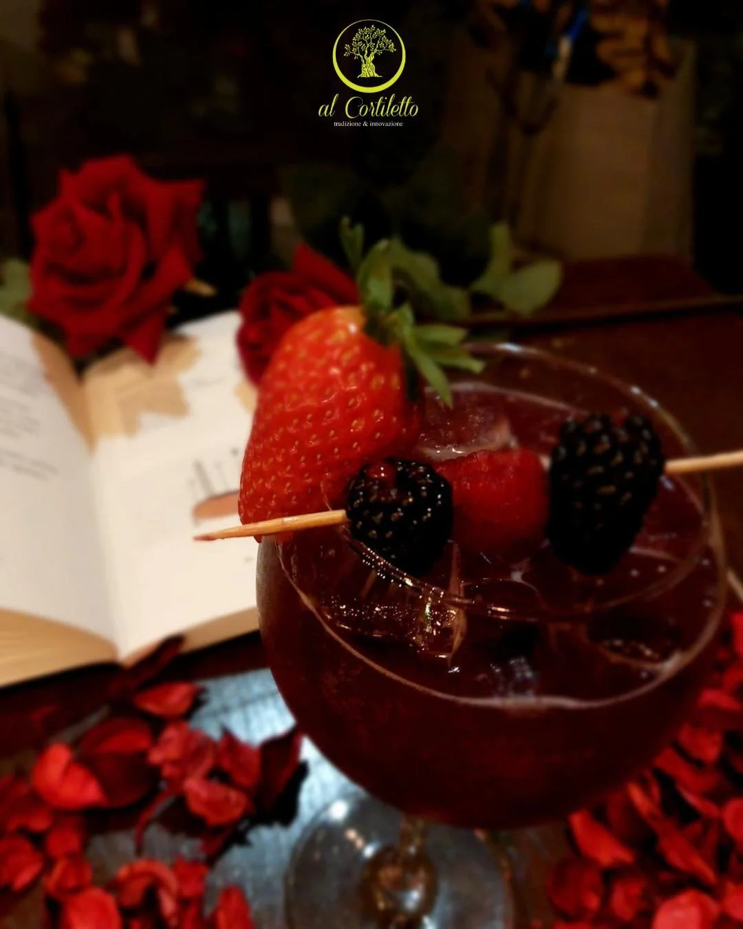 Cocktail Cupido
L&rsquo;amore in un bicchiere.
La dolcezza della granatina rosso rubino incontra l&rsquo;asprezza del mirtillo rosso, esaltando una base di vodka raffinata. Il prosecco, ghiacciato, ne eleva le note con un tocco di leggerezza. Scopri 