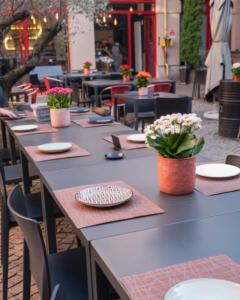 Al Cortiletto il weekend ha tutto un altro sapore 🍸✨

Cena, aperitivo e serate da vivere nel nostro cortile estivo tra buon cibo, drink e atmosfera rilassata nel cuore di Busto Arsizio.

Che sia una cena tra amici o un drink dopo cena, il weekend &e