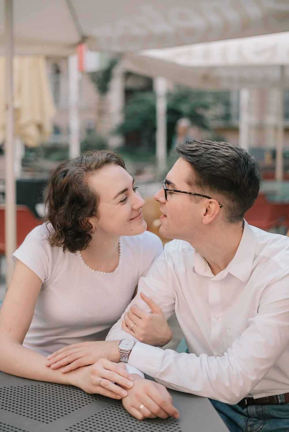 Casal sorridente em um encontro romântico ao ar livre.