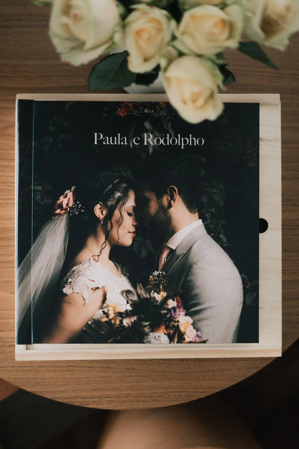 Fotografia de casamento em São Paulo, álbum de casamento personalizado, fotos de casal em ensaio pré-wedding, detalhes de casamento romântico, decoração de casamento rústico, lembranças de casamento, inspiração para fotos de casamento,