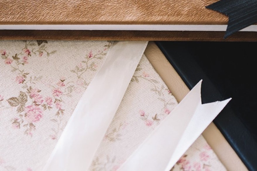 Fotografo de casamento em São Paulo, detalhes de casamento com tecido floral, decoração de casamento vintage, inspiração para casamento elegante, fotografia de detalhes de noiva, acessórios de casamento, livro de memórias do casamento,