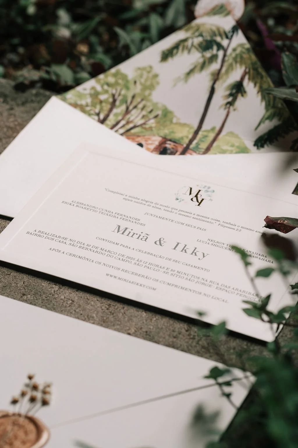 Convite de casamento com ilustrações de árvores ao fundo, detalhes em fonte elegante, informando nomes dos noivos, data, hora e local da cerimônia.