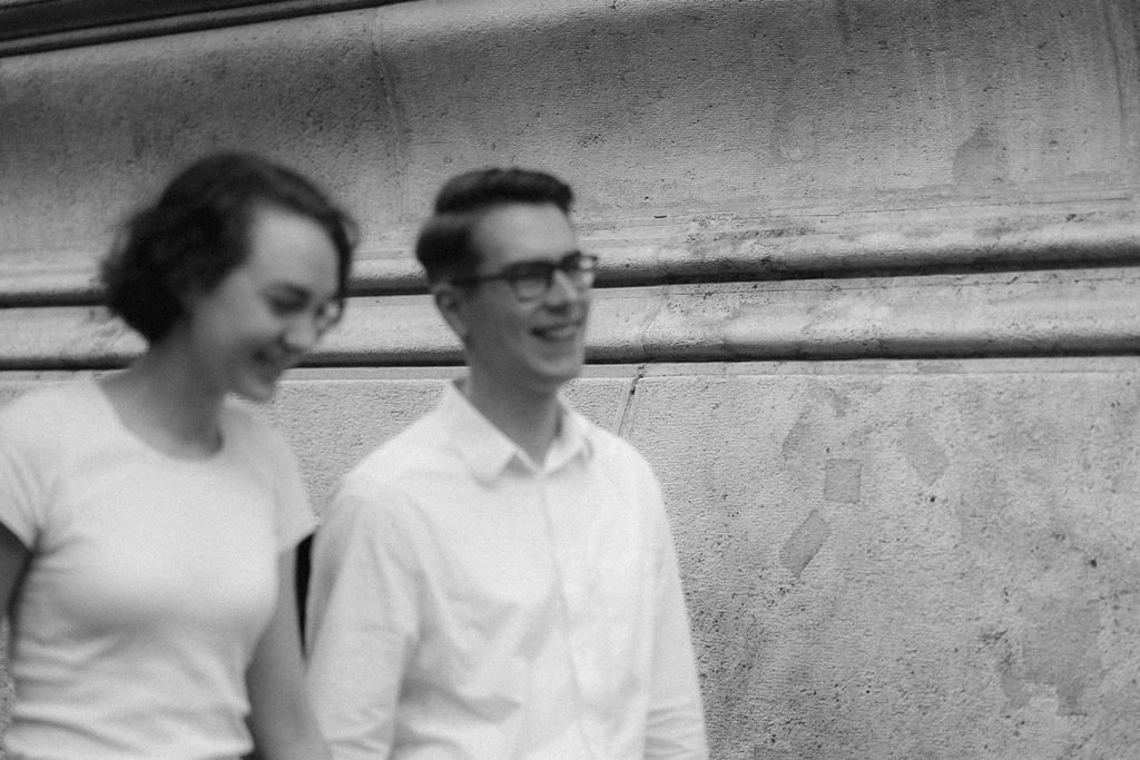 Dois jovens caminhando na rua, sorrindo e conversando