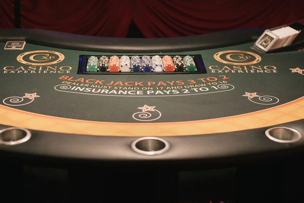 Mesa de pôquer com fichas de diferentes cores e mensagens sobre apostas na mesa do cassino.