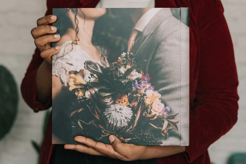 Fotografia de casamento em São Paulo, ensaio de casal romântico, lembranças de casamento, buquê de noiva, fotografia de casamento artística, casamento elegante, detalhes de fotografia de noivos, fotos espontâneas de casamento,