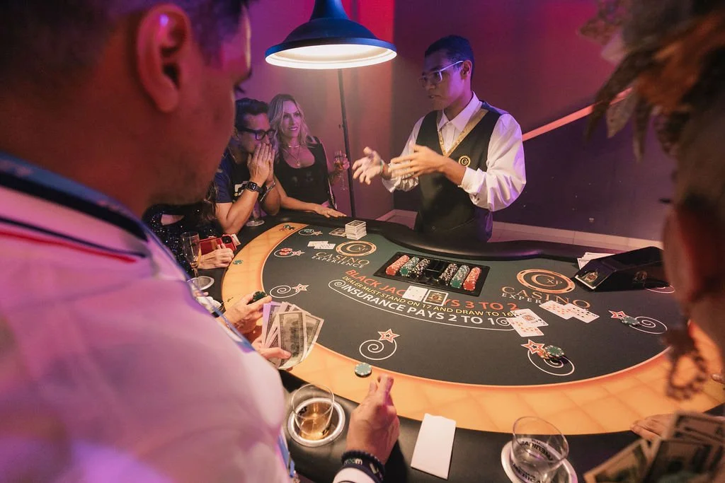Pessoas jogando roleta em um cassino com dealer, mesa de jogo e fichas.