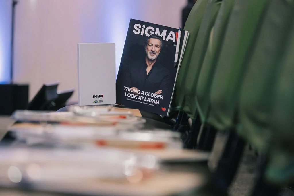 Revista sobre liderança com uma capa que mostra um homem sorridente e o título "Taking a Closer Look at LATAM".