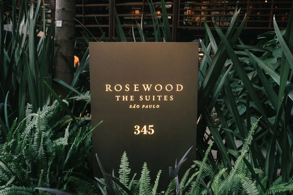 Placa indicando o endereço do hotel Rosewood The Suites São Paulo, número 345, cercada por plantas verdes.