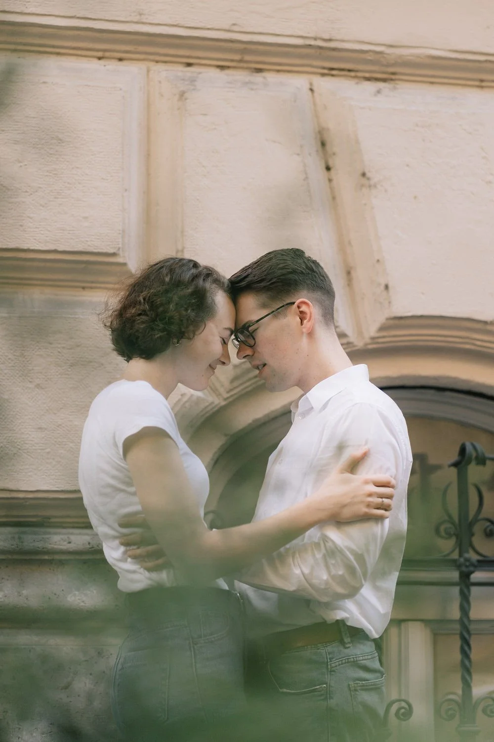 Casal apaixonado se abraçando na rua