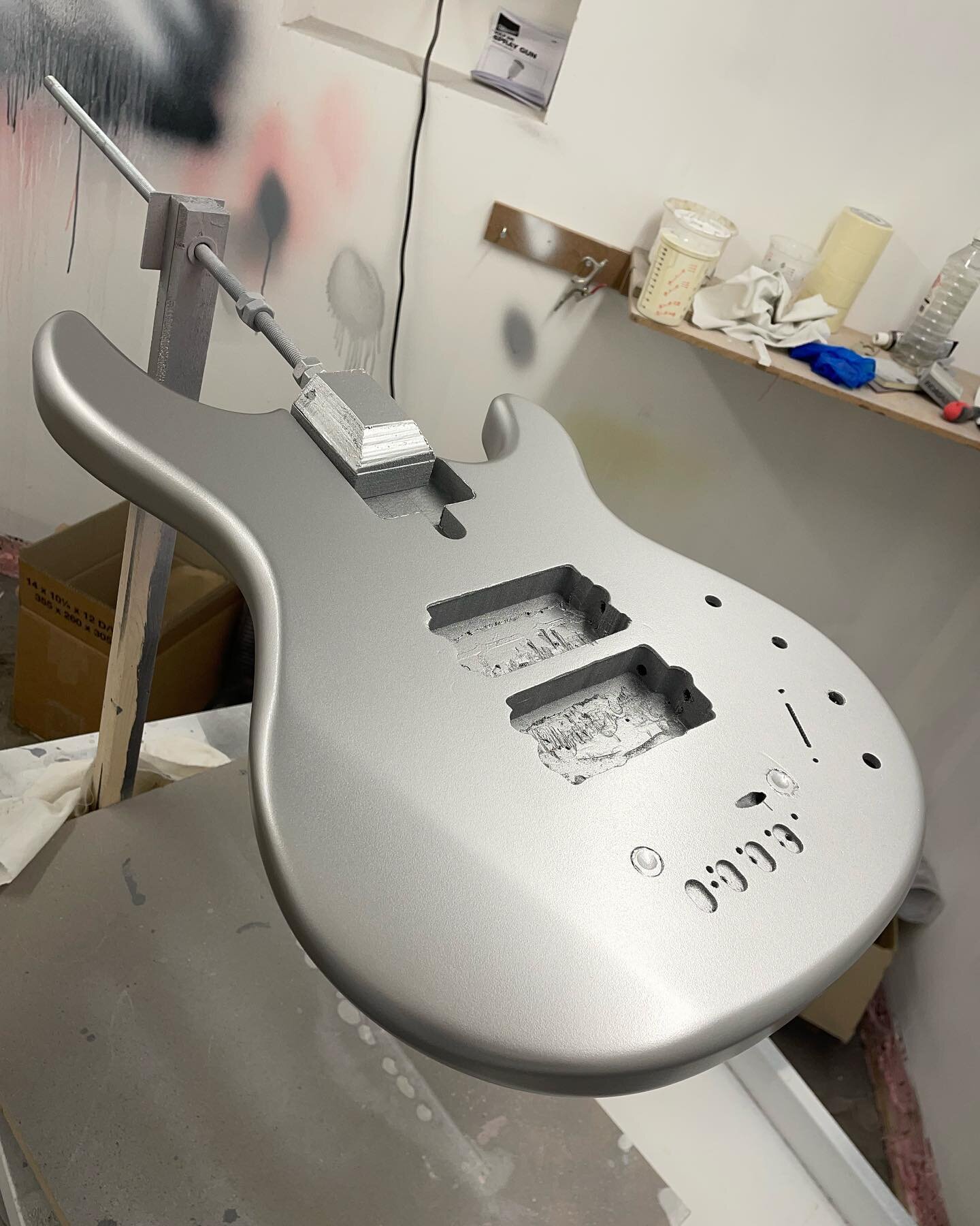 Update on this #yamahabass respray ! Base coats and silver coat applied. Now for the candy orange 🍊 

#guitar #guitarmaker #luthier #respray #customshop