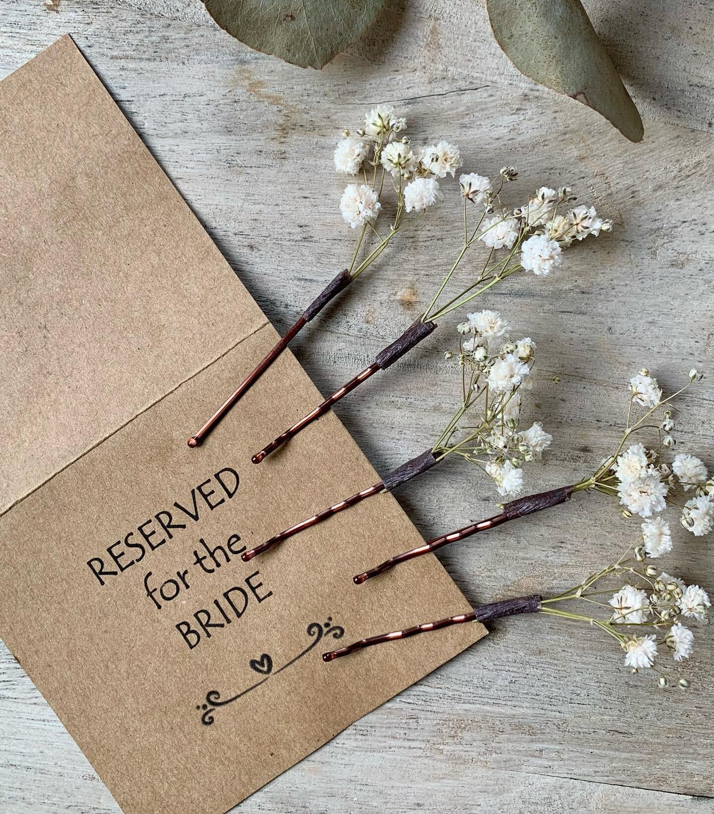 NEW LISTING! Find me on Etsy! https://etsy.me/3GEukeA
.
Handmade hair pins from self dried flowers!
.
.
#weddinghair #weddingflowers #bridehairstyle