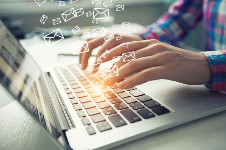 Professionista che scrive un’email professionale in inglese al computer