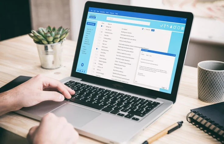 Esempio di email professionale in inglese sul computer