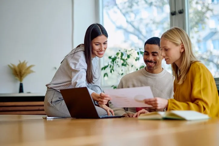 Professionista che parla inglese con sicurezza durante una conversazione