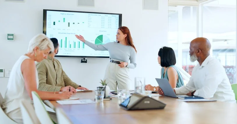 Professionista durante una presentazione in inglese in azienda